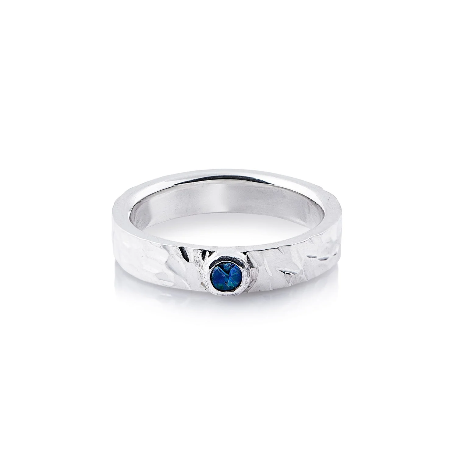 Ring aus Sterlingsilber mit glänzendem Hammerschlag-Finish, verziert mit einem Doublette-Opal (rund 2mm) R-4318-50
