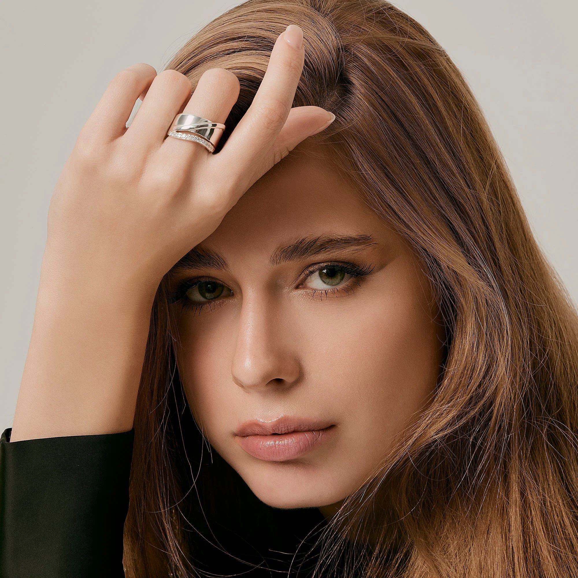 Breiter Ring aus Sterlingsilber, verziert mit einer Linie aus weißen 2mm Zirkonia 20-1031