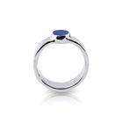 Ring aus Sterlingsilber mit glänzendem Hammerschlag-Finish, verziert mit einem oval Opal (5.5x8mm) R-4323