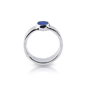 Ring aus Sterlingsilber mit glänzendem Hammerschlag-Finish, verziert mit einem oval Opal (5.5x8mm) R-4323