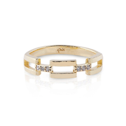 Ring aus Sterlingsilber mit Gelbgoldauflage, der ein modernes rechteckiges Design mit einem zarten Hauch von Glanz durch diese Zirkonia verbindet RG-4359