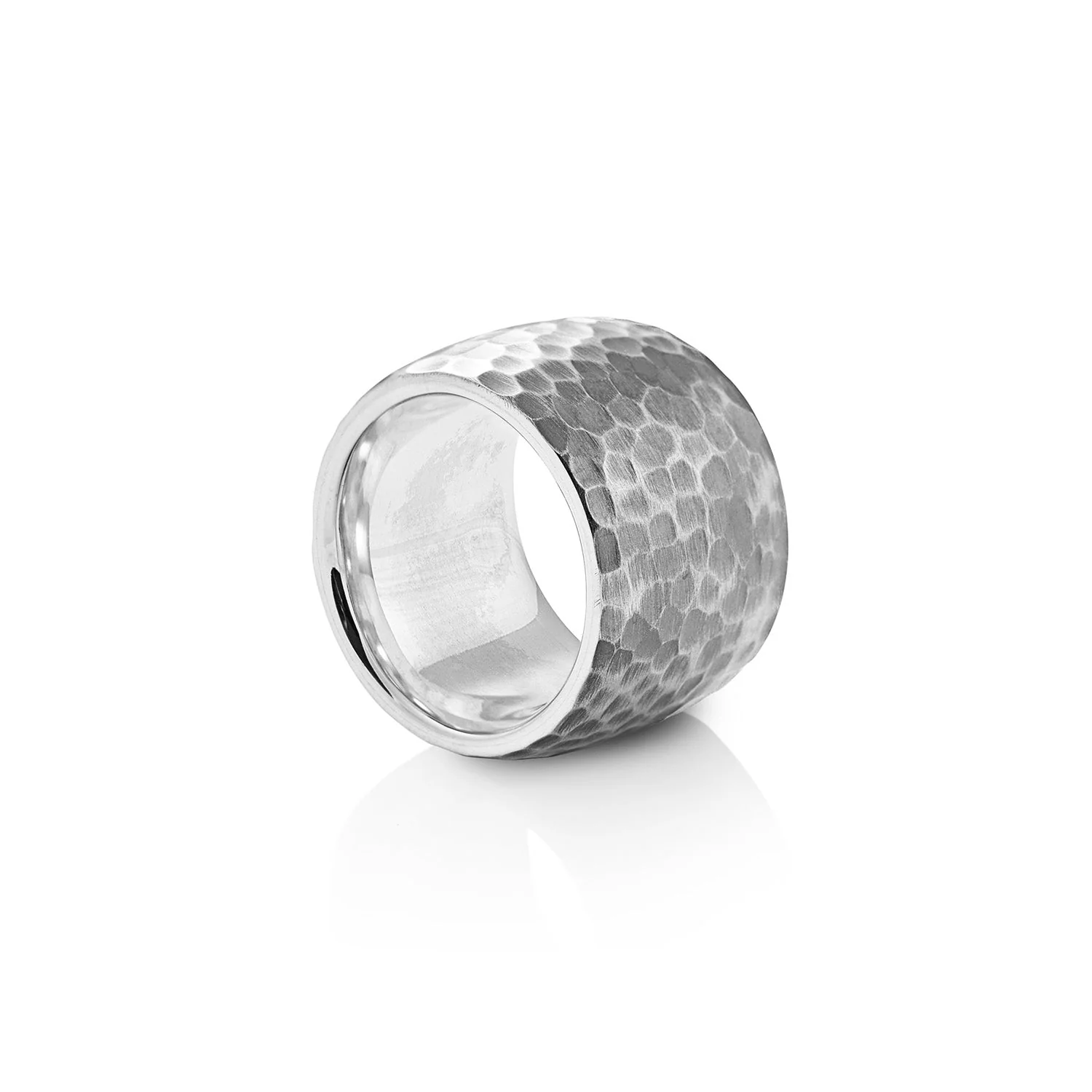 Massiver Ring aus Sterlingsilber dessen gehämmerte und oxidierte Oberfläche R-4364