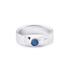 Ring aus Sterlingsilber mit glänzendem Hammerschlag-Finish, verziert mit einem Doublette-Opal (rund 4mm) R-4319