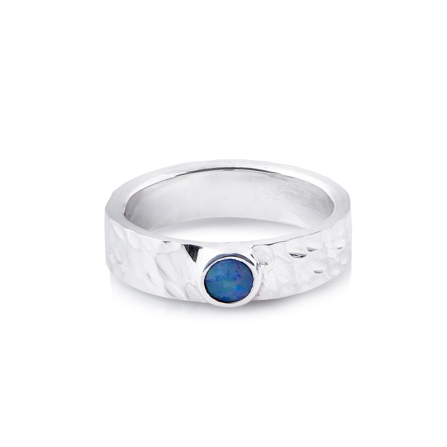 Ring aus Sterlingsilber mit glänzendem Hammerschlag-Finish, verziert mit einem Doublette-Opal (rund 4mm) R-4319-50