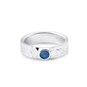 Ring aus Sterlingsilber mit glänzendem Hammerschlag-Finish, verziert mit einem Doublette-Opal (rund 4mm) R-4319