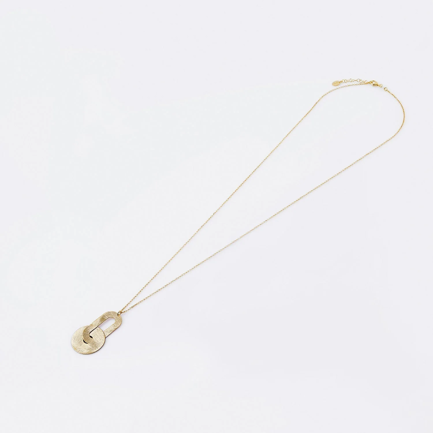 Halskette aus vergoldetem Sterlingsilber mit einem Anhänger, der aus einem flachen, ovalen Element besteht, das mit einer Scheibe verbunden ist, beide mit gebürstetem Finish NG-1494