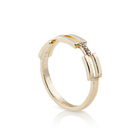 Ring aus Sterlingsilber mit Gelbgoldauflage, der ein modernes rechteckiges Design mit einem zarten Hauch von Glanz durch diese Zirkonia verbindet RG-4359