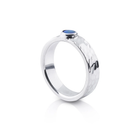 Ring aus Sterlingsilber mit glänzendem Hammerschlag-Finish, verziert mit einem Doublette-Opal (rund 4mm) R-4319