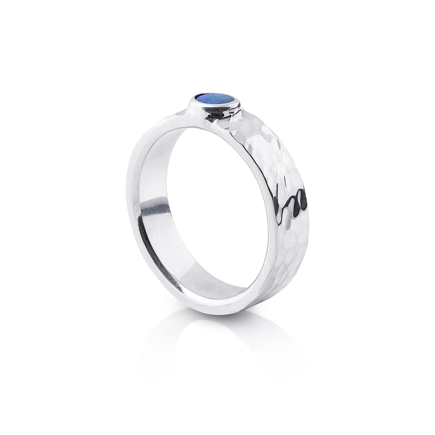 Ring aus Sterlingsilber mit glänzendem Hammerschlag-Finish, verziert mit einem Doublette-Opal (rund 4mm) R-4319-50
