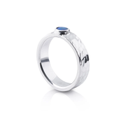 Ring aus Sterlingsilber mit glänzendem Hammerschlag-Finish, verziert mit einem Doublette-Opal (rund 4mm) R-4319