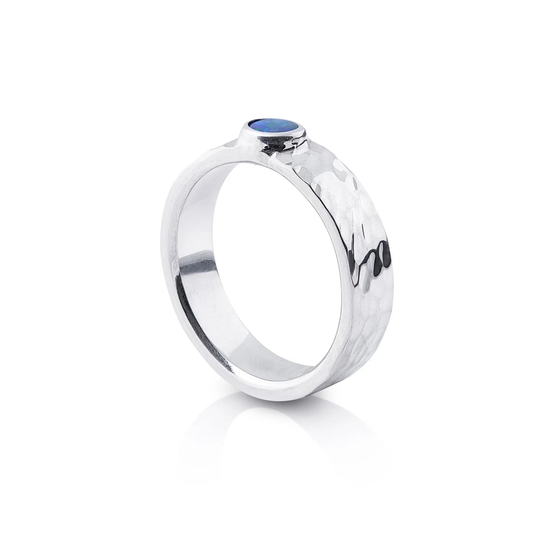 Ring aus Sterlingsilber mit glänzendem Hammerschlag-Finish, verziert mit einem Doublette-Opal (rund 4mm) R-4319