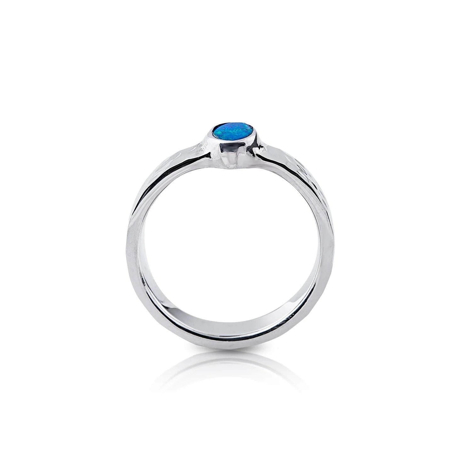 Ring aus glänzendem Sterlingsilber mit Hammerschlag-Finish, verziert mit einem ovalen Doublette-Opal (4x8mm) R-4322-52