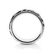 Ring aus Sterlingsilber mit glänzenden Mustern im Ethno-Stil, die im Kontrast zum oxidierten Teil stehen R-4403