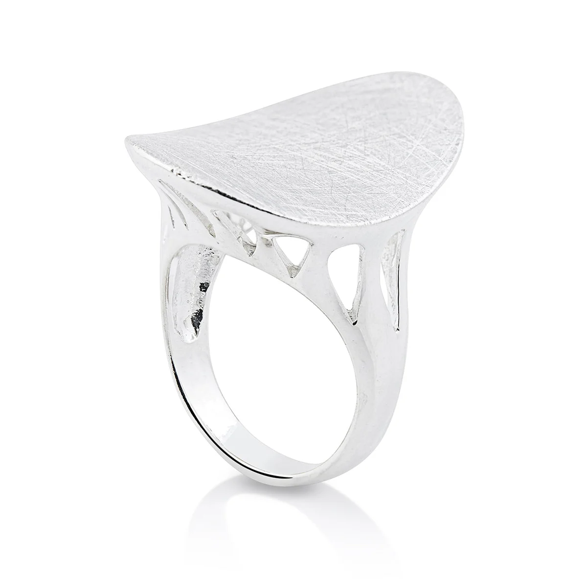 Ring aus gebürstetem Sterlingsilber in ovaler, konkaver Form RI-10114A
