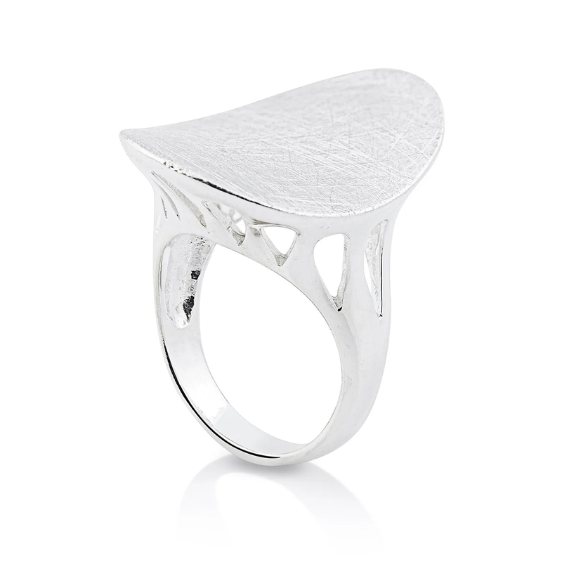 Ring aus gebürstetem Sterlingsilber in ovaler, konkaver Form RI-10114A