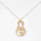 Halskette aus vergoldetem Sterlingsilber mit einem Anhänger, der aus einem flachen, ovalen Element besteht, das mit einer Scheibe verbunden ist, beide mit gebürstetem Finish NG-1494