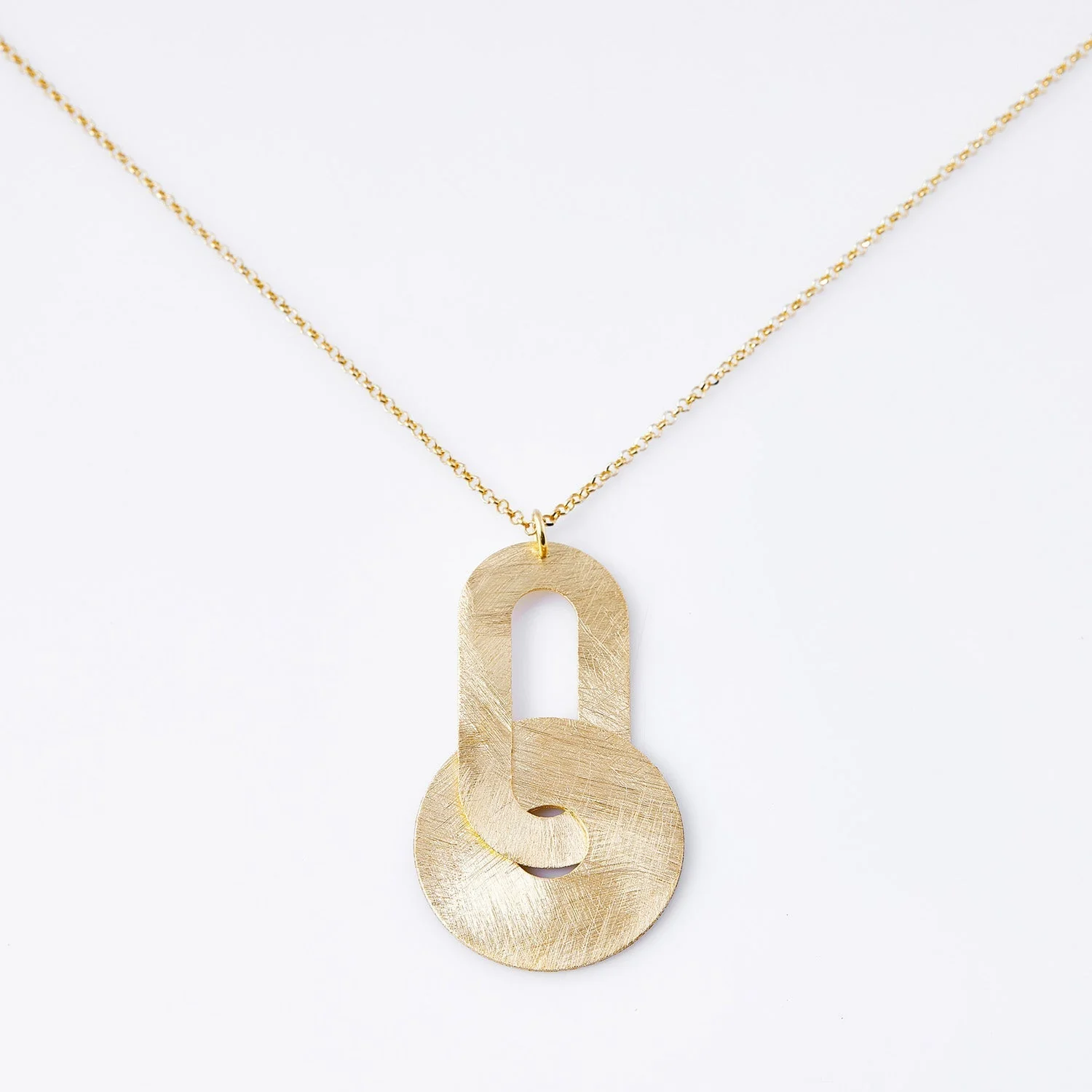 Halskette aus vergoldetem Sterlingsilber mit einem Anhänger, der aus einem flachen, ovalen Element besteht, das mit einer Scheibe verbunden ist, beide mit gebürstetem Finish NG-1494
