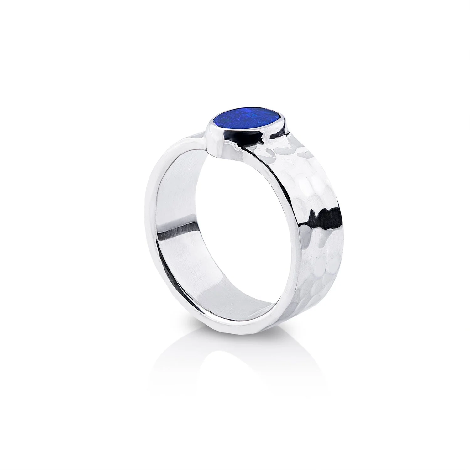 Ring aus Sterlingsilber mit glänzendem Hammerschlag-Finish, verziert mit einem oval Opal (5.5x8mm) R-4323-52