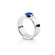 Ring aus Sterlingsilber mit glänzendem Hammerschlag-Finish, verziert mit einem oval Opal (5.5x8mm) R-4323