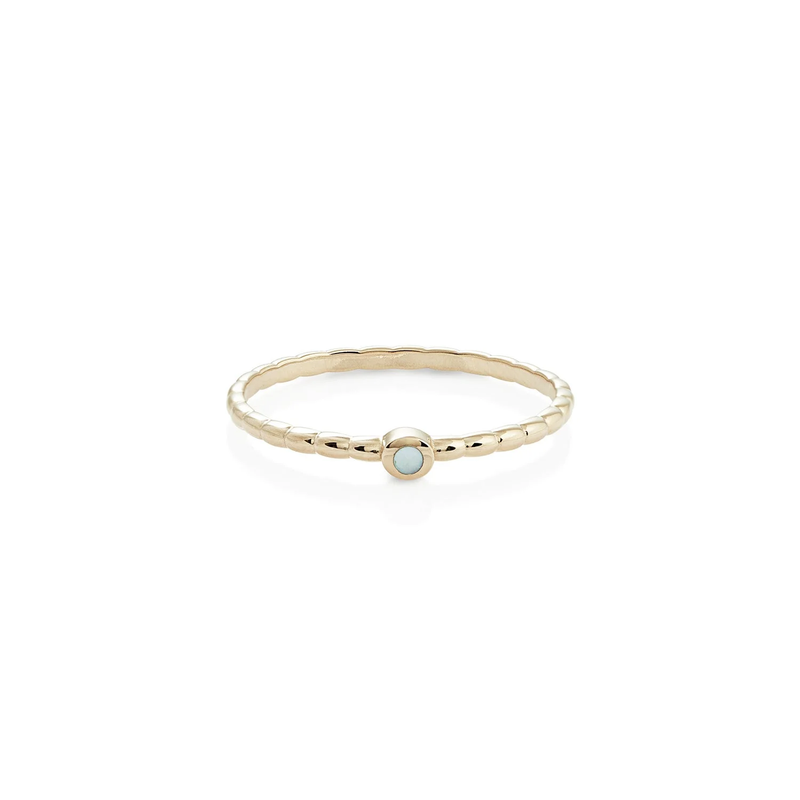 Kleiner Ring aus vergoldetem Sterlingsilber mit glänzender und polierter Oberfläche, verziert mit einem Perlmutt RI-10068GP