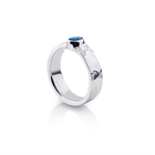 Ring aus Sterlingsilber mit einem glänzenden Hammerschlag-Finish, verziert mit einem ovalen Doublette-Opal (3x5mm) R-4321